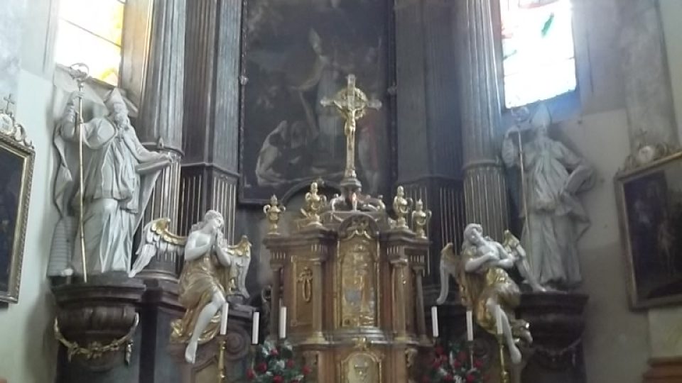 Do pozdně barokního slohu se převedl i interiér, včetně hlavního oltáře
