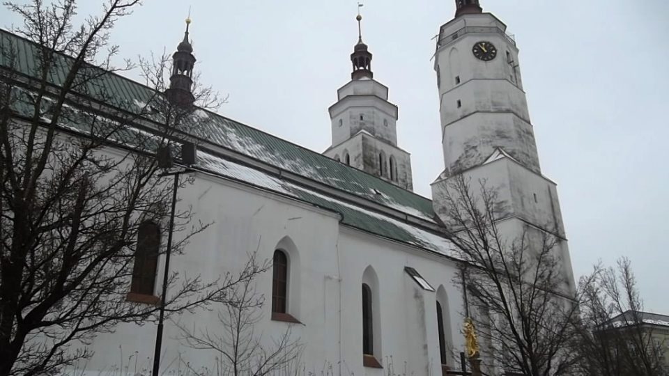 Kostel měl původně jen jednu věž, druhá přibyla až v 16. století i s ochozem