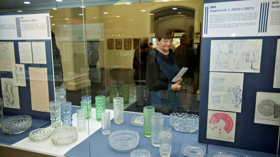 Vázy a popelníky z těžkého skla, ať už bílé nebo jemně barevně tónované měla nebo dokonce má mnohá západočeská domácnost. Kdysi je totiž vyráběla sklárna v Heřmanově Huti. Výběr její produkce můžete vidět v Západočeském muzeu v Plzni