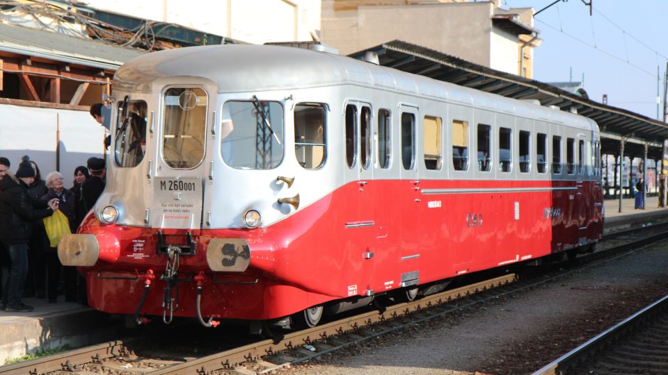 Elegantně a svým způsobem moderně působí motorový vůz M.260 přezdívaný Stříbrný šíp. ČKD kdysi vyrobily ve spolupráci s Pragovkou jediný kus. Kvůli válce toho ale na kolejích moc nenajezdil