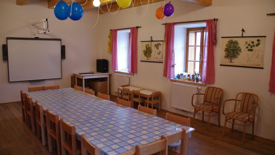 V bývalé světnici statku je dnes možné uspořádat školní výuku nebo narozeninovou oslavu