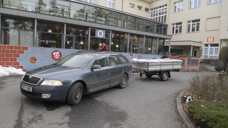 Převoz barokních obrazů z litomyšlského proboštského kostela na radiologii tamní nemocnice