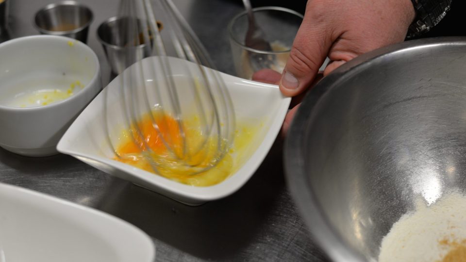 Našleháme celé vajíčko s citronovou kůrou a rozpuštěným máslem