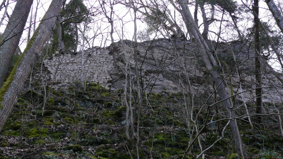 Zbytky hradeb dávají tušit mohutnost hradu