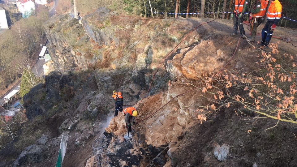 Sanace nebezpečného skalního masivu se v Děčíně blíží ke konci