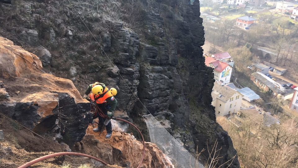 Sanace nebezpečného skalního masivu se v Děčíně blíží ke konci