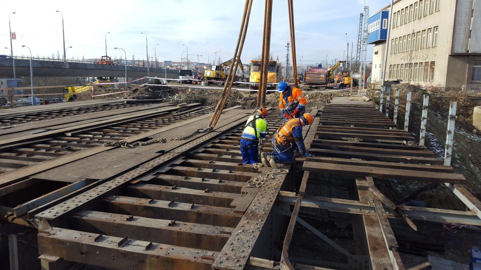Stavbaři v Plzni demolují druhý ze železničních mostů u vlakového nádraží. Už několik dnů rozebírají koleje a nástupiště. Samotné snášení ocelové mostní konstrukce, která se klene přes Mikulášskou třídu, začala dnes kolem osmé hodiny ráno