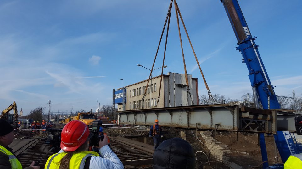 Stavbaři v Plzni demolují druhý ze železničních mostů u vlakového nádraží. Už několik dnů rozebírají koleje a nástupiště. Samotné snášení ocelové mostní konstrukce, která se klene přes Mikulášskou třídu, začala dnes kolem osmé hodiny ráno