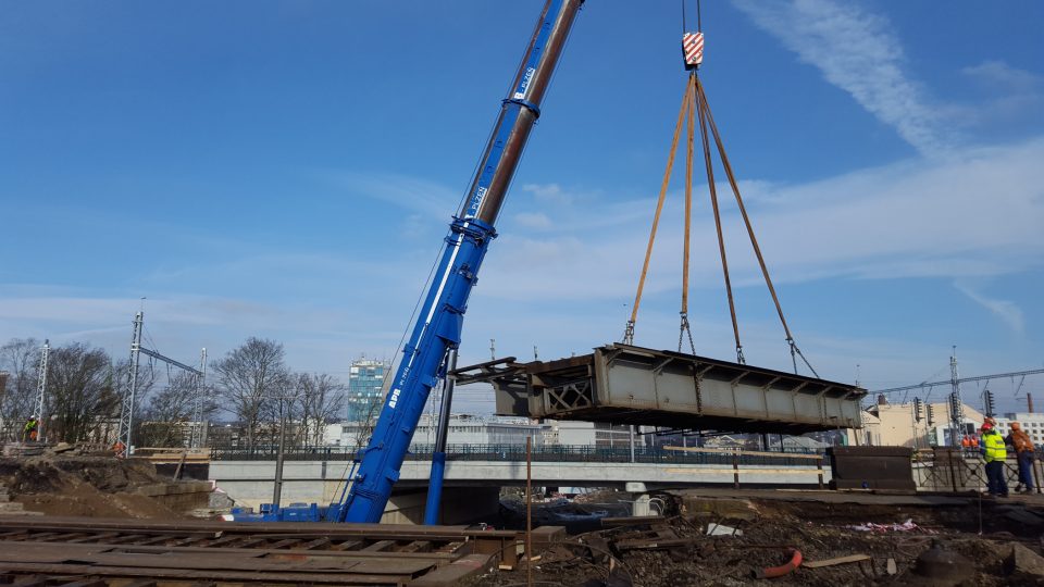 Stavbaři v Plzni demolují druhý ze železničních mostů u vlakového nádraží. Už několik dnů rozebírají koleje a nástupiště. Samotné snášení ocelové mostní konstrukce, která se klene přes Mikulášskou třídu, začala dnes kolem osmé hodiny ráno