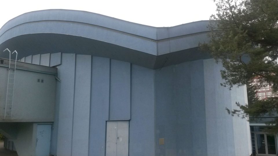 Neobvyklý tvar kina Kosmos vynikne zejména při pohledu na zadní část budovy