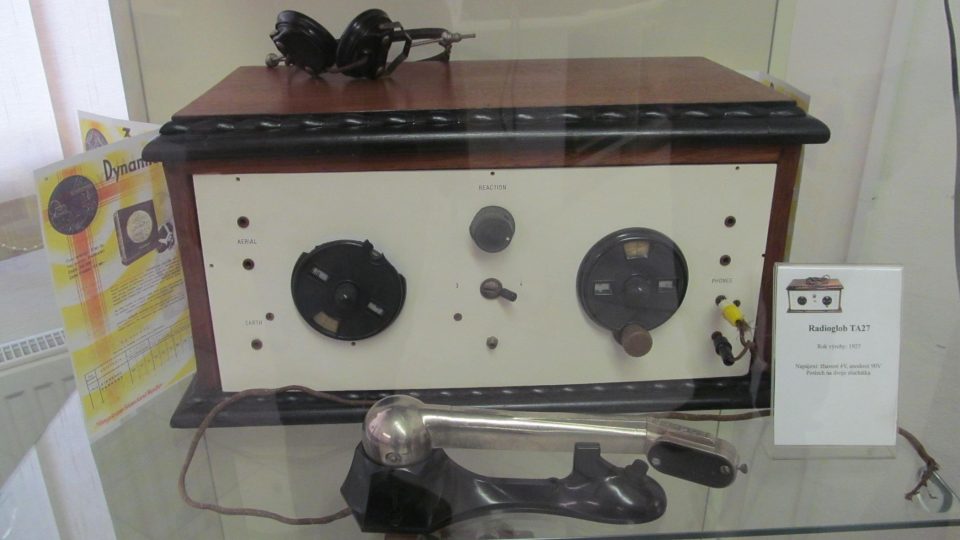 Návštěvník může v hořickém muzeu rádií vidět zhruba 200 radiopříjimačů z různých období