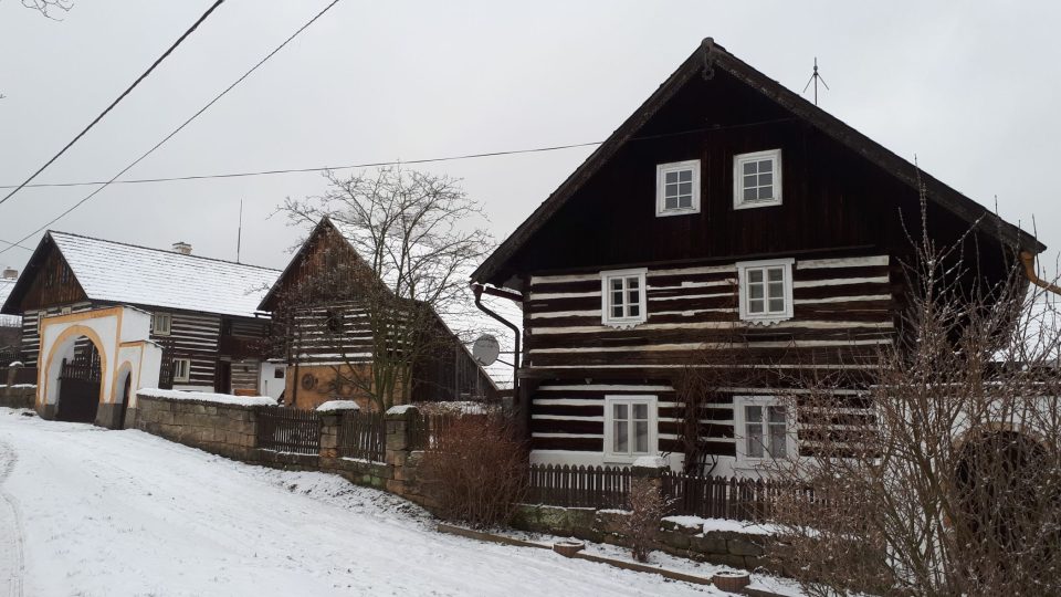Střed obce tvoří unikátní soubor původních dřevěných chalup, tzv. chmelařských domů z přelomu 18. a 19. století