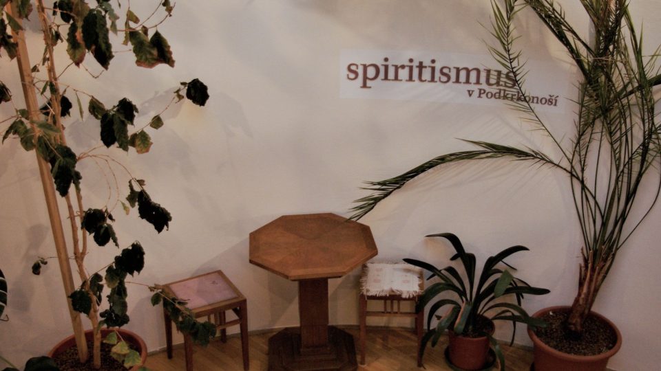 Před vstupem do expozice spiritismu