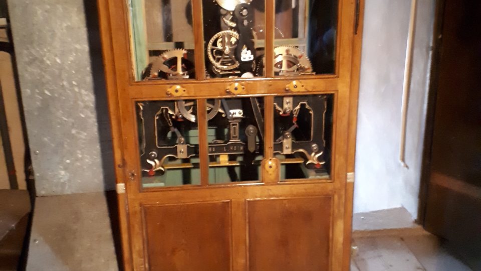 Unikátní mechanické hodiny v kostele svaté Markéty ve Zvoli čeká pravidelná údržba