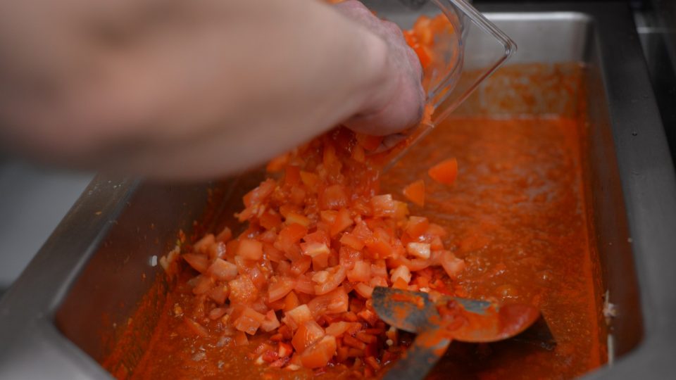 Směs zasypeme sladkou červenou paprikou a zarestujeme max. 1 minutu, přidáme rajčatový protlak