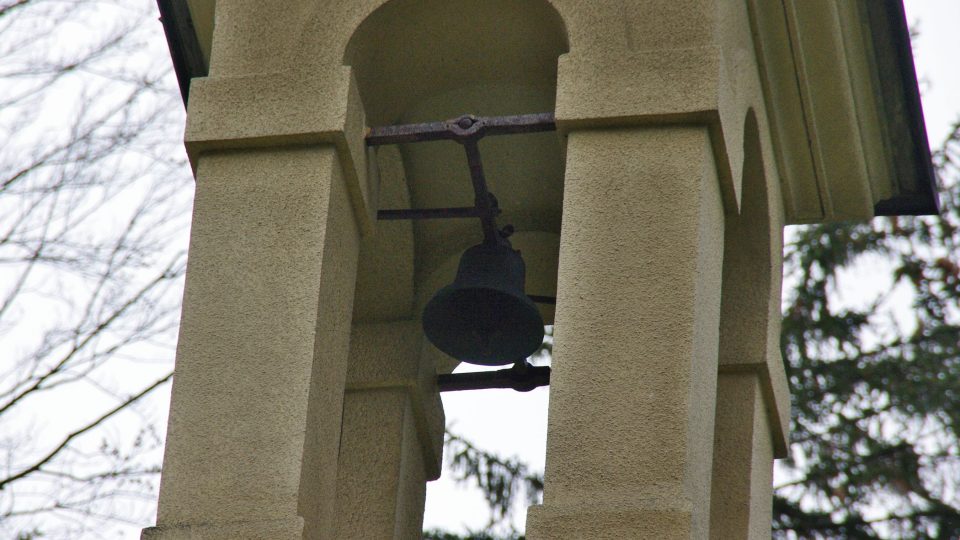 Zvon zdejší kaple prý kdysi využívala mládež z Javorníka ke vzájemnému svolávání k večerním posezením