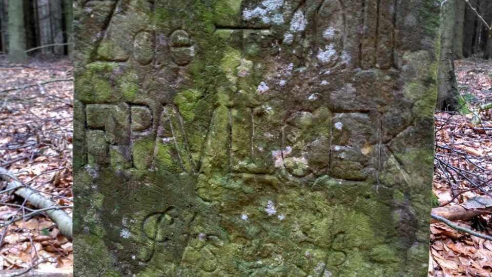 Detail pomníku v lese ve Štítkách