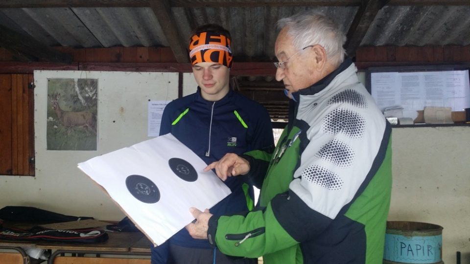 Zázemí pro střelecké tréninky našli mladí biatlonisté v Cehnicích. Trénují tu pod vedením Jana Žáka