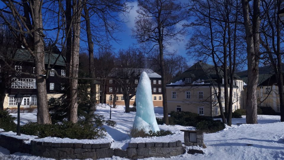 Zamrzlý vodotrysk je zimní atrakcí Karlovy Studánky
