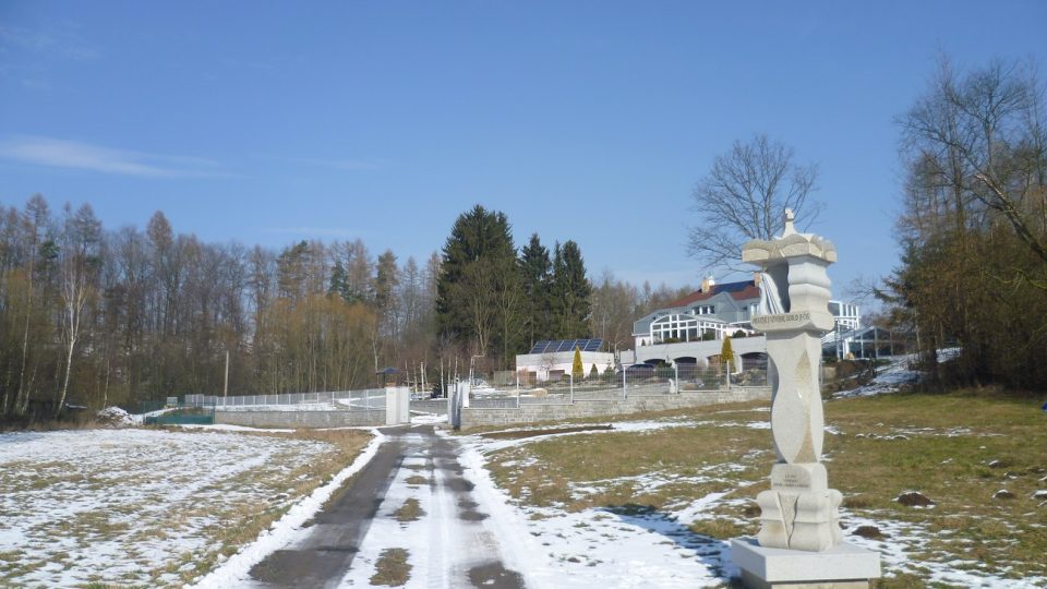 Boží muka stojí u veřejně přístupné cesty