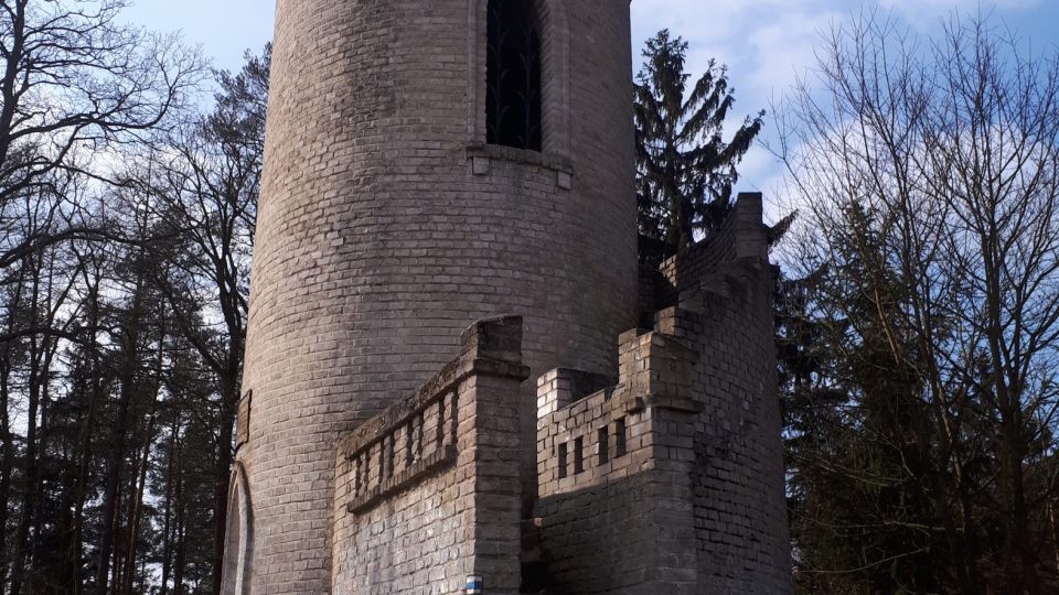 Vrch Děd byl odjakživa cílem výletů obyvatel Berouna. Koncem 19. století byl ale zároveň i místem setkávání místních vlastenců a Sokolů