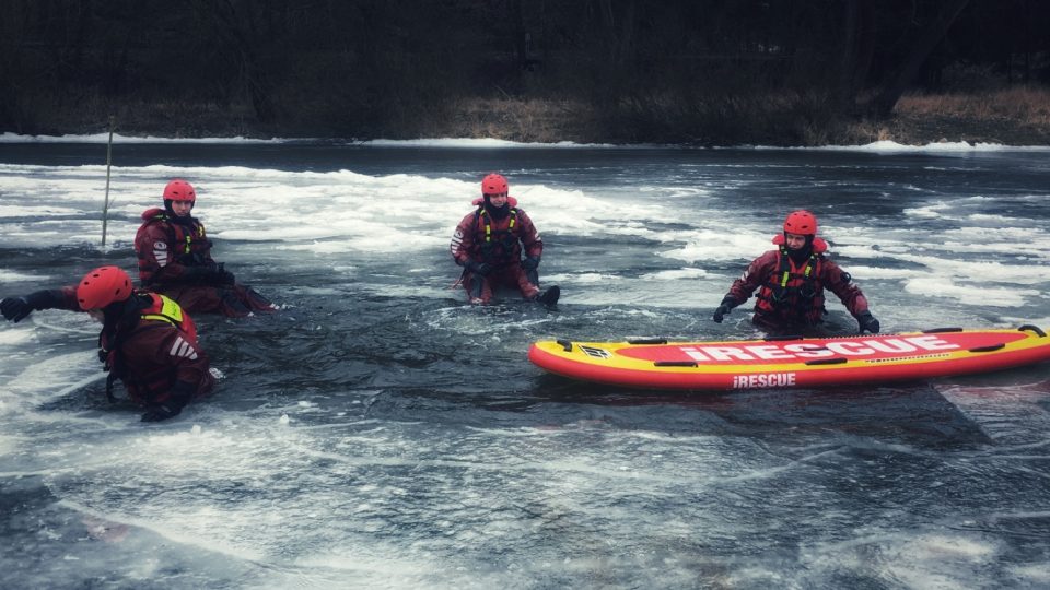 Benešovští profesionální hasiči cvičili záchranu na zamrzlé hladině