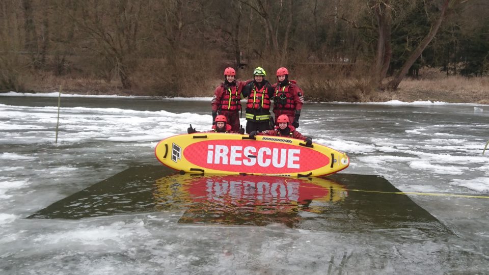 Benešovští profesionální hasiči cvičili záchranu na zamrzlé hladině