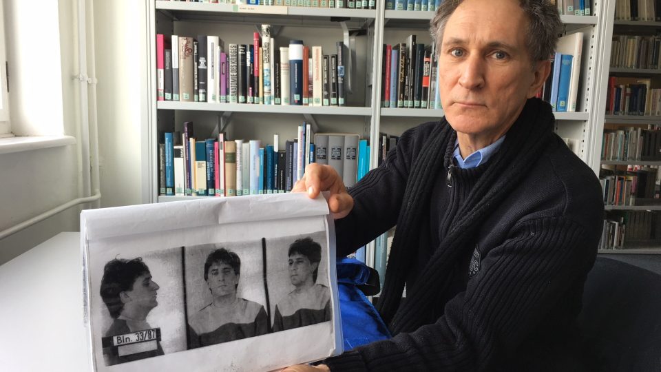 Jorge Vazquéz se svojí fotkou z doby zatčení, kterou získal ze spisu bývalé východoněmecké tajné policie