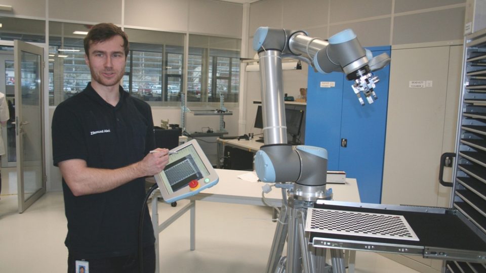 Robotická ruka pomáhá ve firmě Rohde & Schwarz při testování elektronických měřicích přístrojů