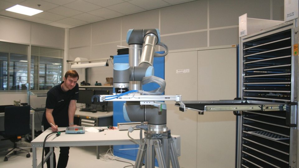 Robotická ruka pomáhá ve firmě Rohde & Schwarz při testování elektronických měřicích přístrojů