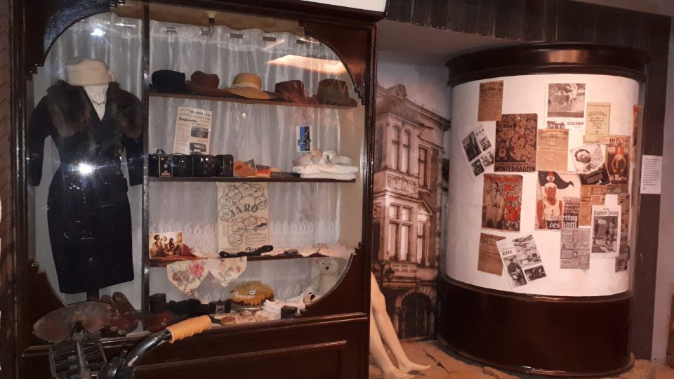 Expozice navazující zdánlivě poklidný život v předválečném Československu