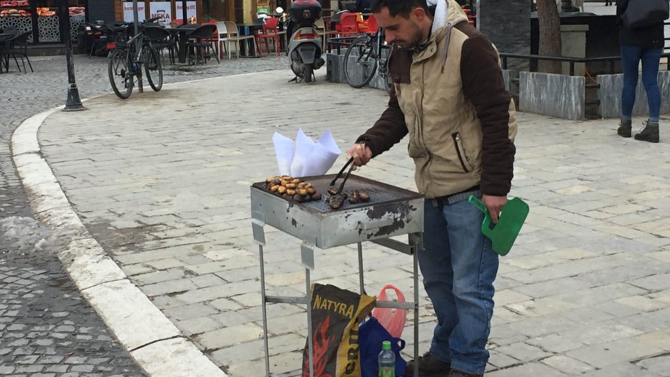 V zimním Prizrenu si pochutnáte třeba na pečených kaštanech
