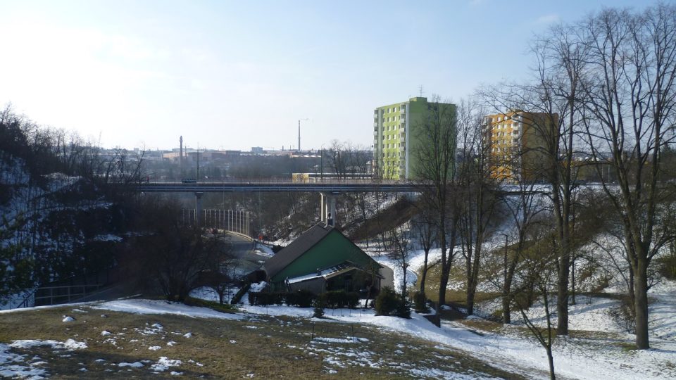 Pohled z vršku, na kterém stávalo popraviště