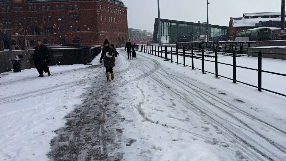 Někdo se na sníh vydá raději pěšky, jiný se nebojí vyjet na kole