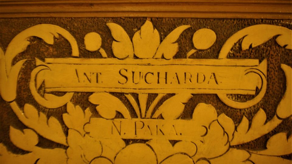 Kostelní lavice jsou z dílny slavného Antonína Suchardy z Nové Paky