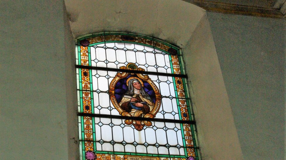 Okno v kostele Panny Marie Pomocné