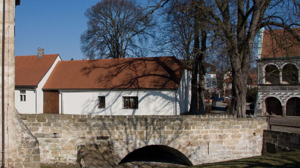 Centrum je v budově za mostem k hradu
