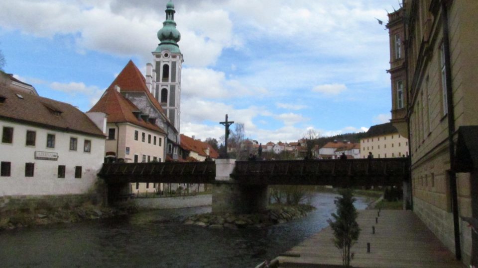 Most je na první pohled celý dřevěný, ale jen klame tělem. Na kamenných podpěrách totiž leží ocelové traverzy