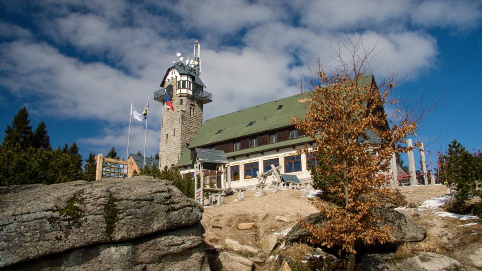 Rozhledna Královka nad Bedřichovem v Jizerských horách