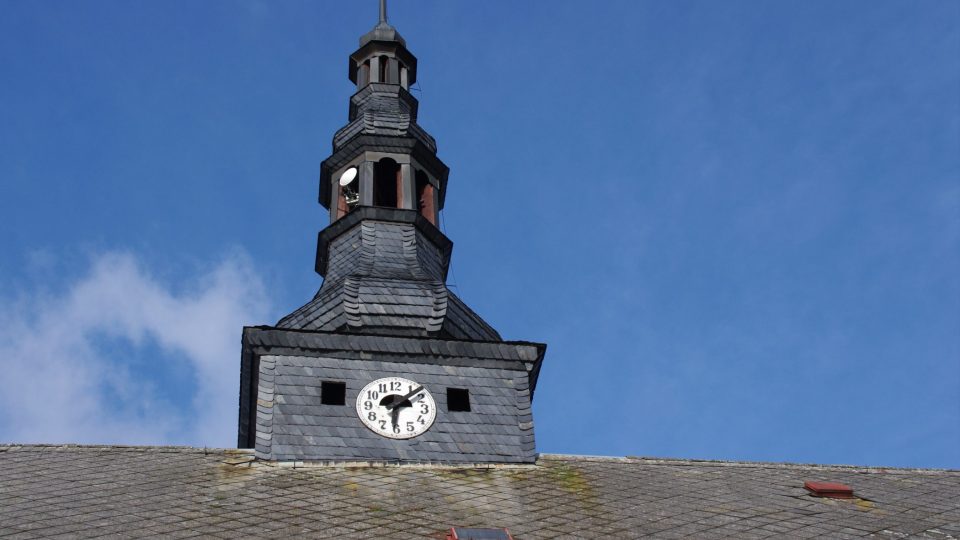 Věž zámku je barokní a jejím hodinám bohužel dnes chybí pohon