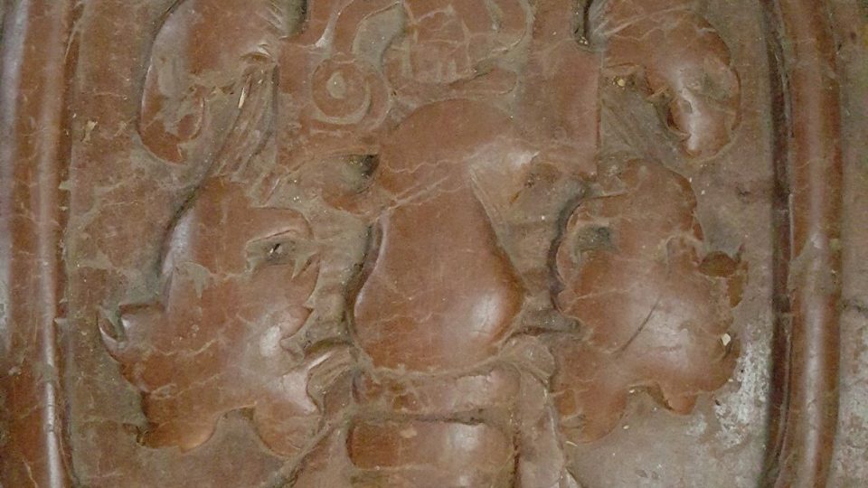 Detail náhrobku Otíka Pejši s rukou hada držící