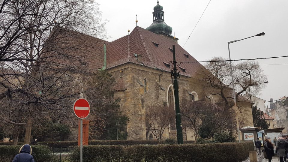 Gotický farní kostel svatých Jindřicha a Kunhuty v Jindřišské ulici