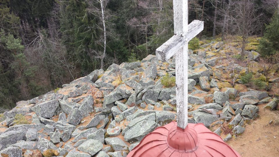 Kostelík na vrchu stojí na okraji tak zvaného kamenného moře