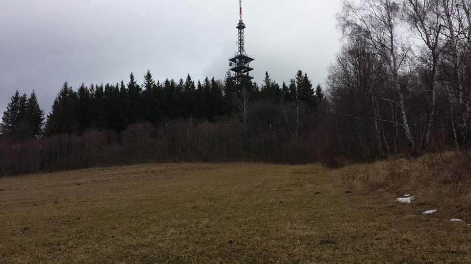 Mařský vrch je z dálky patrný díky konstrukci vysílače