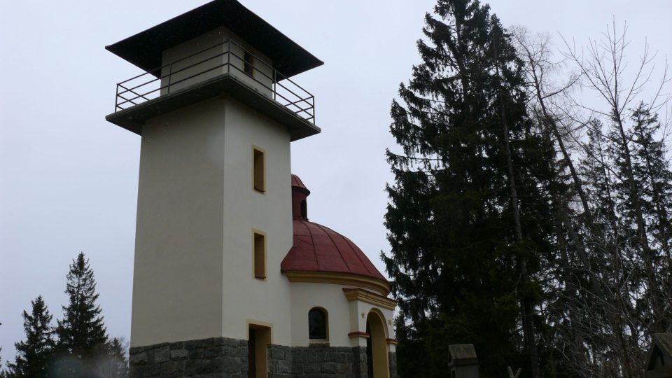 Unikátní stavbební spojení kostelíku s rozhlednou najdete na Mařském vrchu na Šumavě