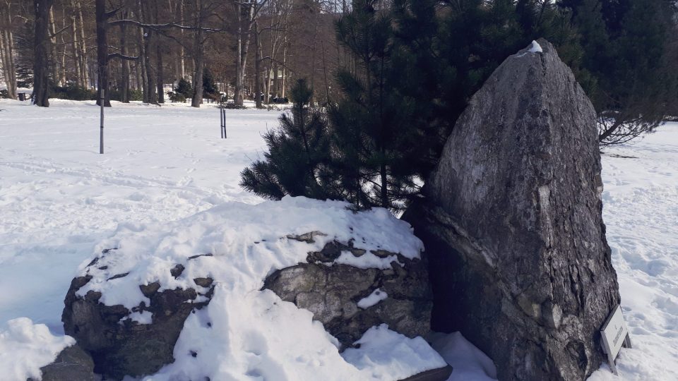 Až staje sníh, vyzývají ukryté lavičky a usednutí v zákrytu jesenických balvanů