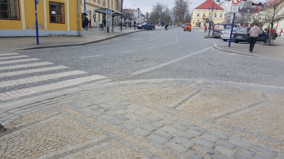 Před 12 lety nechalo město signální a naváděcí pásy vydláždit hladkými kameny, které nevidomí holí ani nášlapem nenajdou