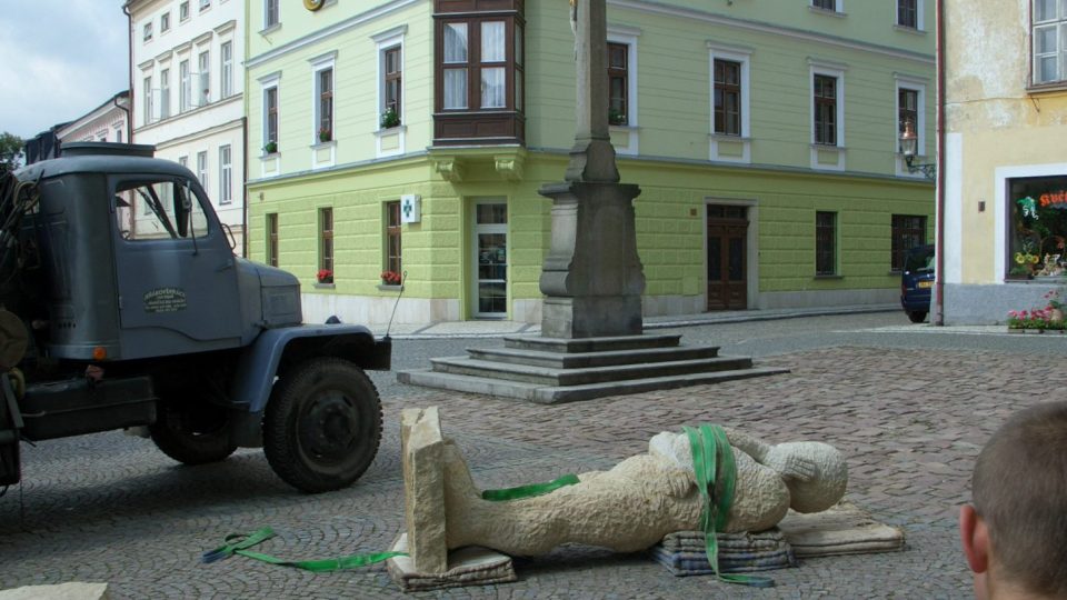 Socha Pozorovatele v létě 2005 na náměstí v Králíkách