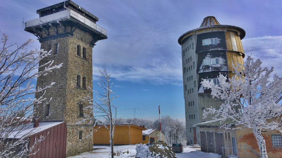 Vlevo Kurcova věž, vpravo vojenská | foto: Pavel Halla Vlevo Kurcova věž, vpravo vojenská