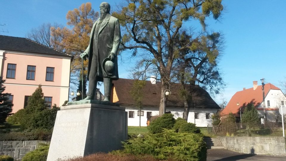 Socha Františka Palackého vévodí zdejší návsi. V pozadí je jeho rodný dům